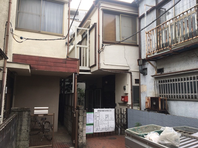 東京都世田谷区上北沢の木造2階建て家屋解体工事前の様子です。