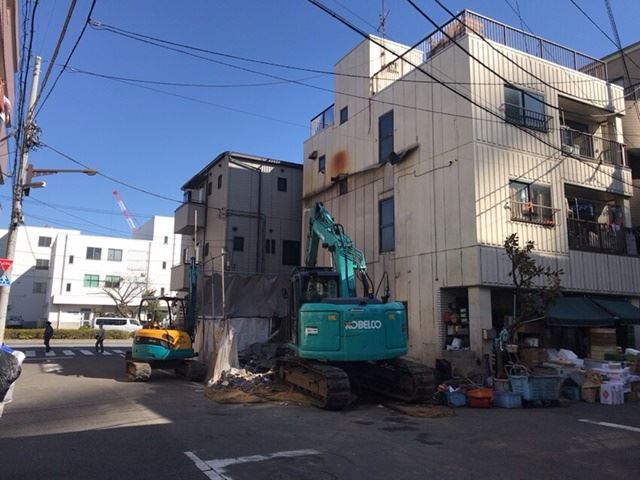 東京都江東区潮見の 鉄骨2階建て建物解体工事中の様子です。