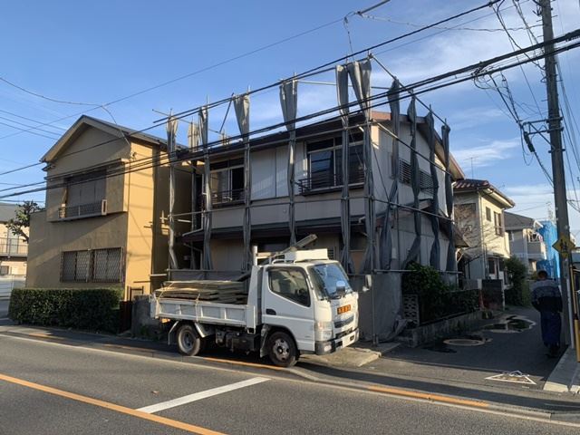 東京都三鷹市大沢の 鉄骨2階建て建物解体工事前の様子です。