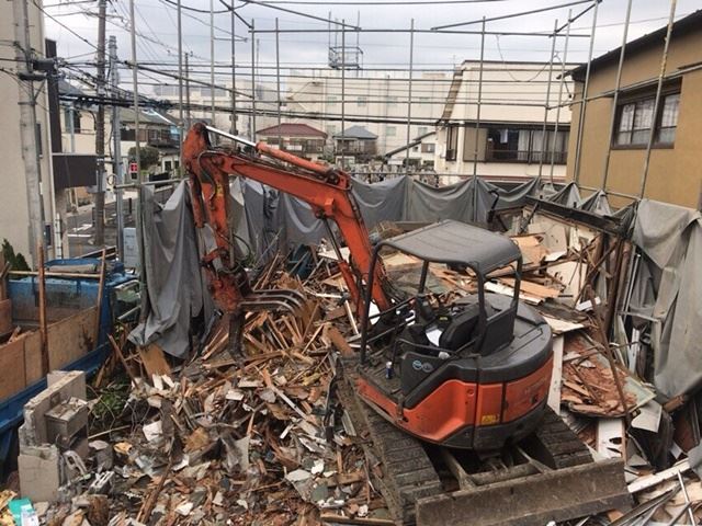 東京都三鷹市大沢の 鉄骨2階建て建物解体工事中の様子です。