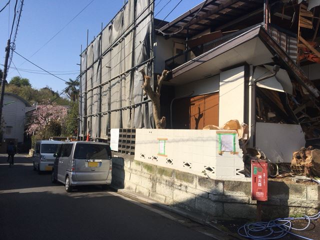 東京都世田谷区尾山台の 鉄骨2階建て建物解体工事中の様子です。