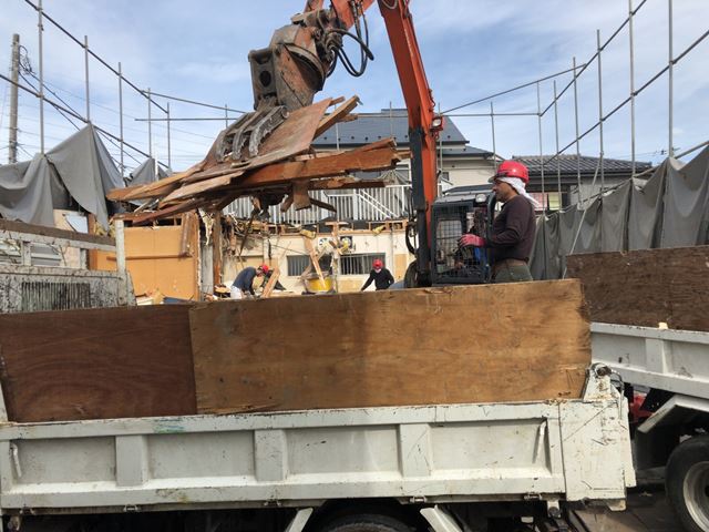 埼玉県所沢市上新井の 鉄骨2階建てアパート解体工事中の様子です。