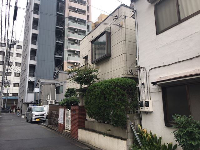 東京都世田谷区太子堂の 軽量鉄骨２階建て家屋解体工事前の様子です。