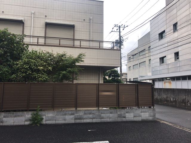 東京都世田谷区太子堂の 軽量鉄骨２階建て家屋解体工事中の様子です。