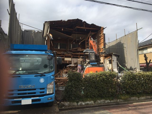 東京都武蔵野市吉祥寺北町の木造２階建て家屋解体工事中の様子です。