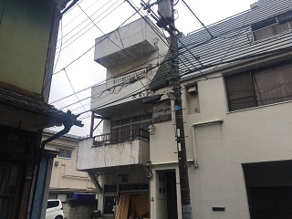 東京都荒川区町屋の鉄骨造3階建て解体工事前の様子です。
