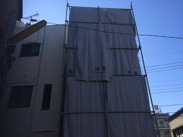 東京都荒川区町屋の鉄骨造3階建て解体工事中の様子です。