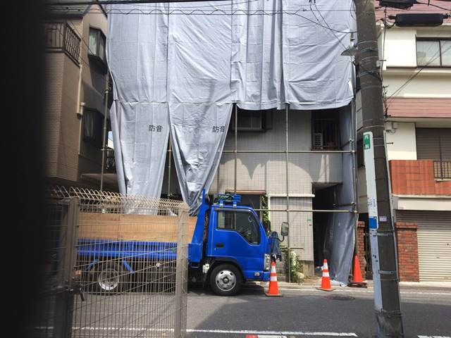 東京都文京区根津の鉄骨造3階建て解体工事中の様子です。