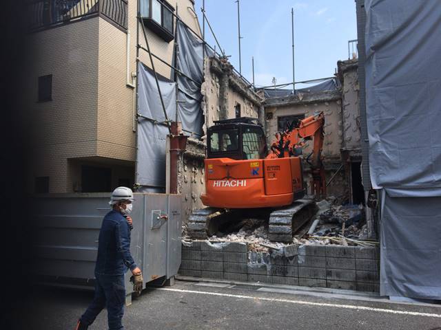 東京都文京区根津の鉄骨造3階建て解体工事中の様子です。