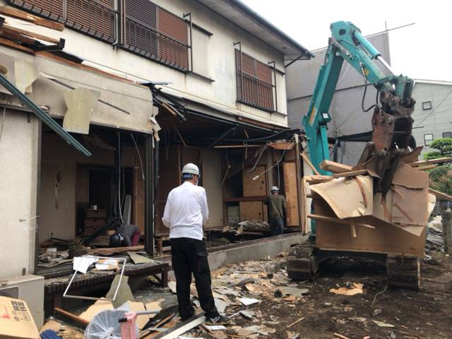 神奈川県川崎市幸区古市場の軽量鉄骨造2階建て建物解体工事中の様子です。