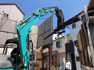 神奈川県川崎市川崎区京町の木造2階建て戸建て解体工事中の様子です。