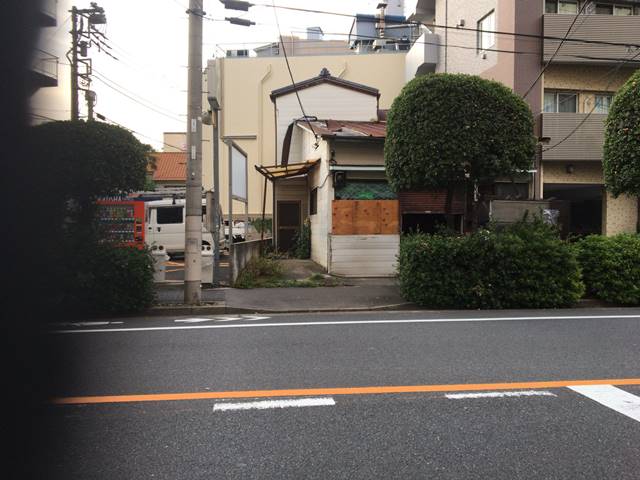 東京都新宿区北山伏町の木造2階建て戸建て解体工事前の様子です。