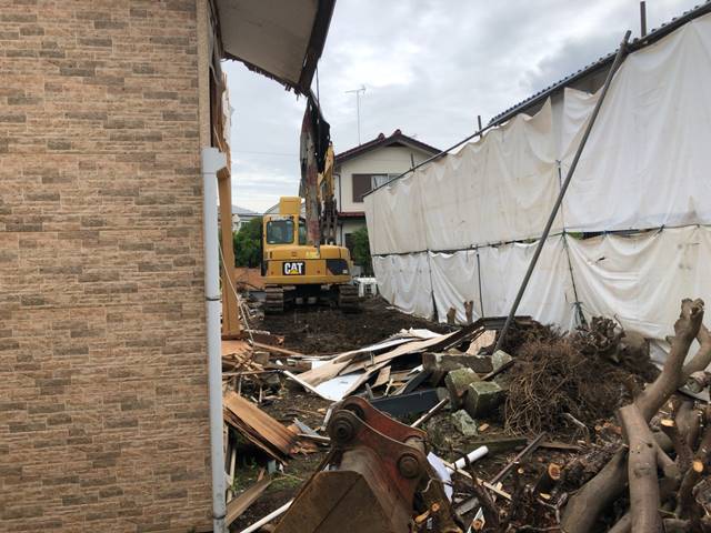 神奈川県横浜市磯子区洋光台の木造2階建て家屋解体工事中の様子です。
