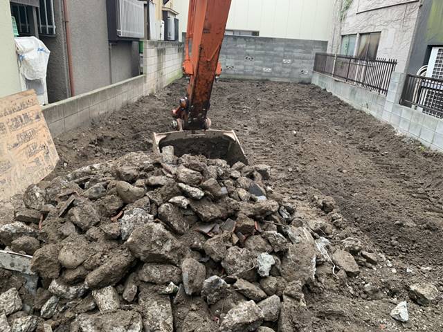 東京都大田区西糀谷の鉄骨造2階建て建物解体工事中の様子です。