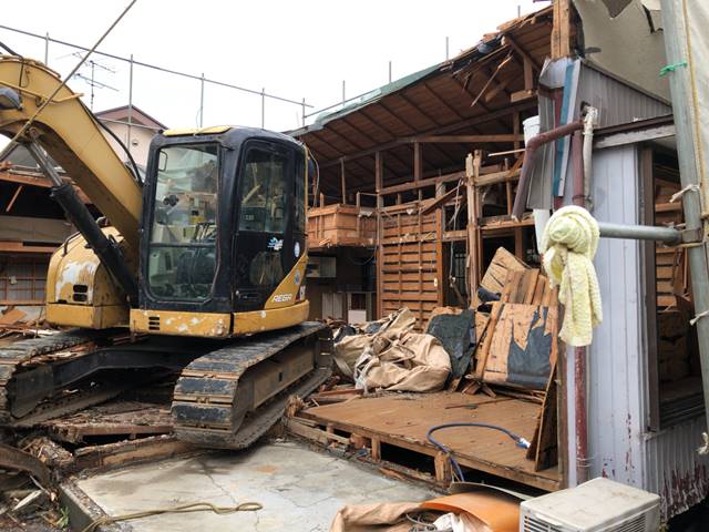 神奈川県横浜市磯子区杉田の木造2階建て家屋解体工事中の様子です。