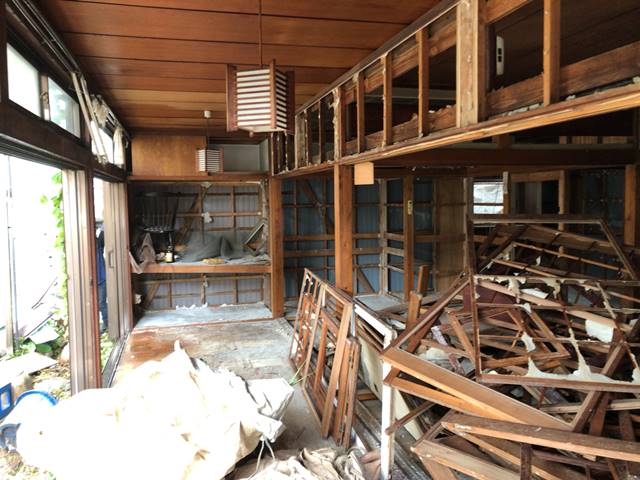 神奈川県横浜市磯子区杉田の木造2階建て家屋解体工事中の様子です。