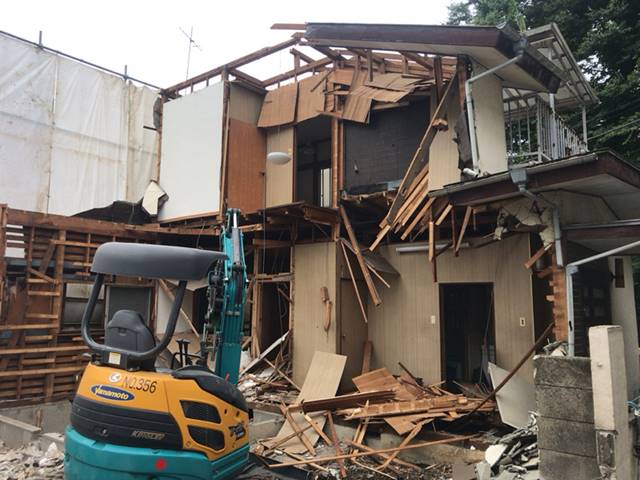 東京都北区赤羽台の木造2階建て住宅解体工事中の様子です。
