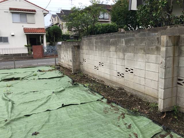 東京都世田谷区成城のコンクリートブロック撤去処分前の様子です。