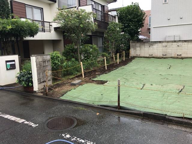 東京都世田谷区成城のコンクリートブロック撤去処分中の様子です。