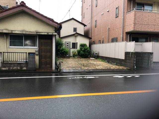 東京都大田区西糀谷の木造2階建て住宅解体工事前の様子です。