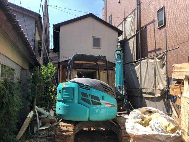 東京都大田区西糀谷の木造2階建て住宅解体工事中の様子です。