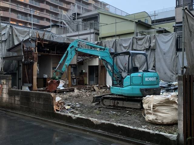 神奈川県川崎市幸区塚越の木造2階建て家屋解体工事中の様子です。