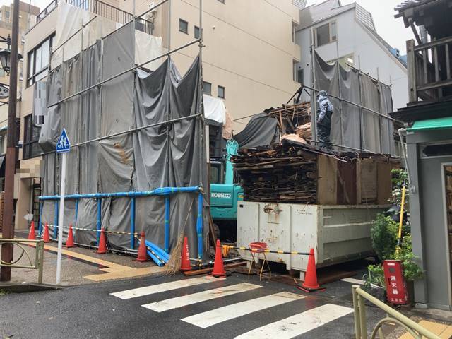 東京都文京区本郷の木造2階建て長屋切り離し解体工事中の様子です。