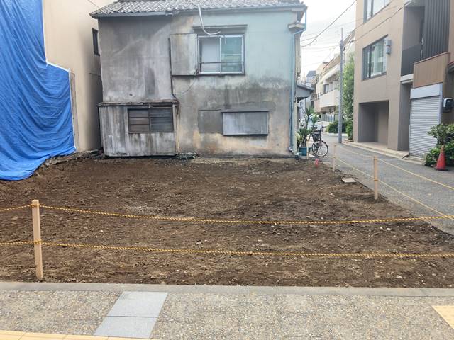 東京都文京区本郷の木造2階建て長屋切り離し解体工事後の様子です。