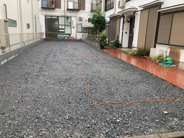 東京都大田区下丸子の駐車場ロープ張り・簡易看板設置工事中の様子です。