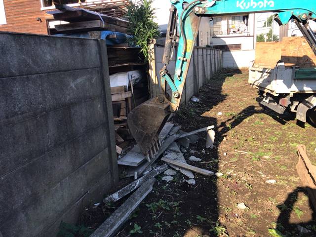 東京都武蔵野市吉祥寺東町の万年塀撤去工事中の様子です。