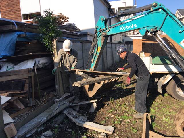 東京都武蔵野市吉祥寺東町の万年塀撤去工事中の様子です。