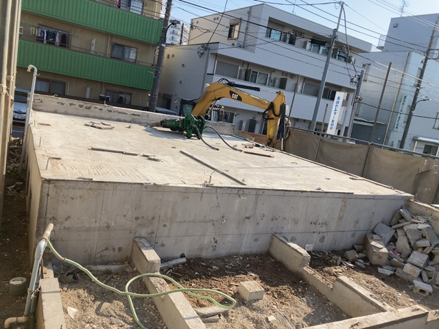 東京都練馬区豊玉北の木造2階建て住宅解体・鉄筋コンクリート造車庫解体工事中の様子です。