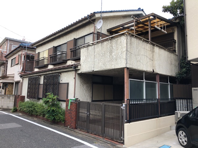 足立区竹の塚の木造2階建て住居解体工事前の様子です。