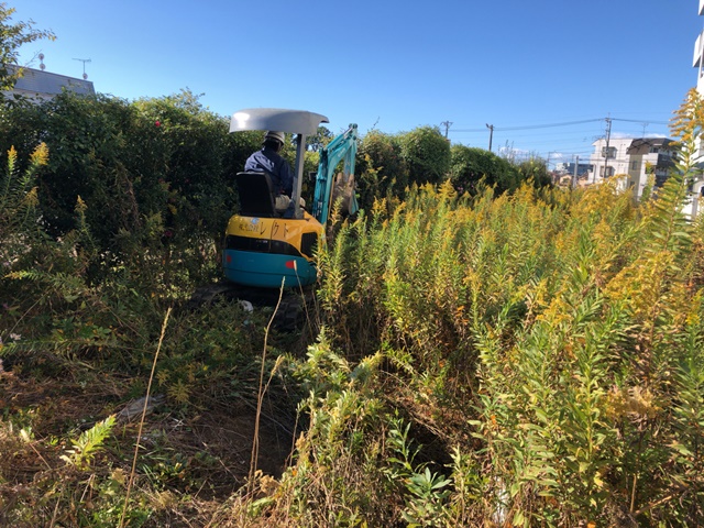 埼玉県坂戸市片柳のマンションバルコニー前草刈り作業中の様子です。