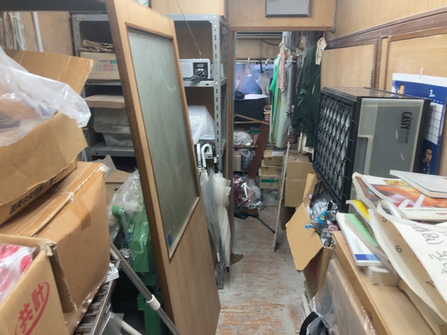 東京都千代田区神田神保町の店舗内不用品撤去処分前の様子です。