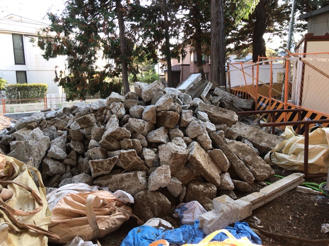 東京都江戸川区北小岩の万年塀撤去工事・コンクリートガラ撤去処分前の様子です。