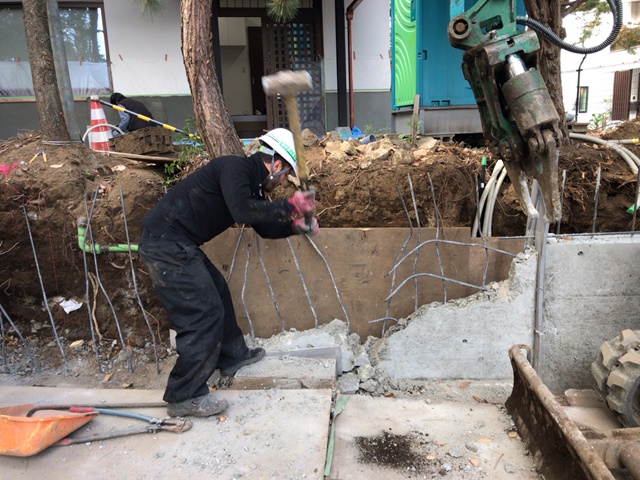 東京都江戸川区北小岩の万年塀撤去工事・コンクリートガラ撤去処分中の様子です。