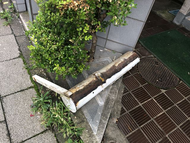 鉄柱・看板撤去工事(東京都渋谷区南平台町)中の様子です。