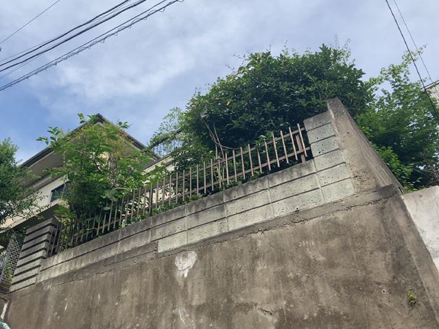 鉄筋コンクリート造地下1階付き2階建て解体工事(神奈川県横浜市港北区箕輪町)前の様子です。