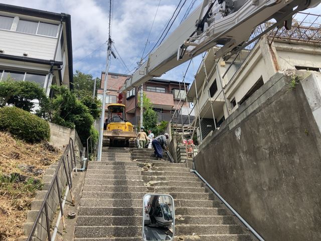 鉄筋コンクリート造地下1階付き2階建て解体工事(神奈川県横浜市港北区箕輪町)中の様子です。