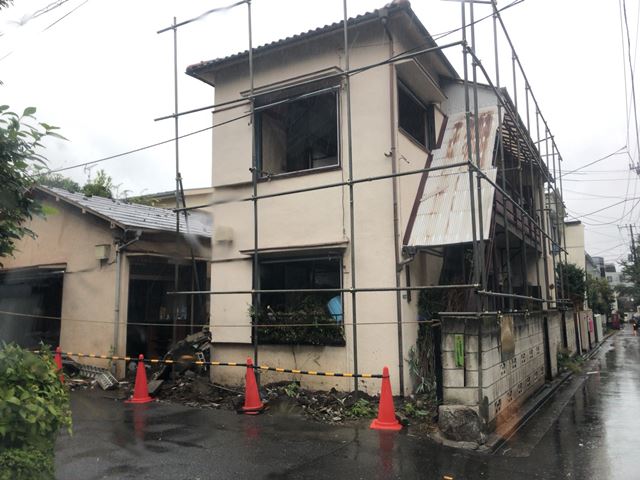 木像2階建て、平屋解体工事(東京都新宿区上落合)工事中の様子です。