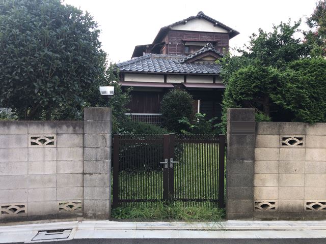 木造2階建て家屋解体工事(東京都世田谷区桜)　工事前の様子です。