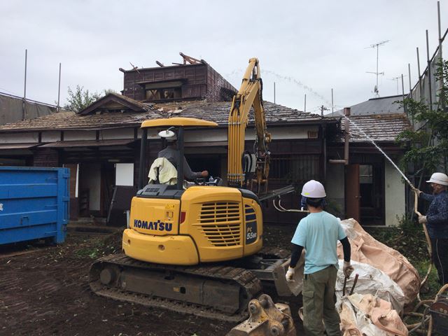 木造2階建て家屋解体工事(東京都世田谷区桜)　工事中の様子です。