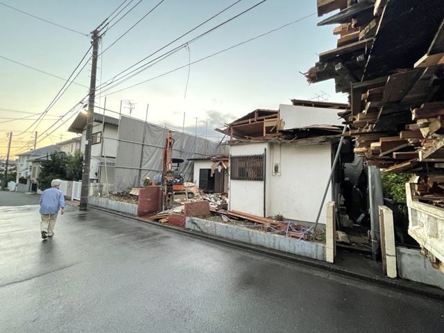 木造2階建て解体工事(千葉県鎌ケ谷市東初富)工事中の様子です。
