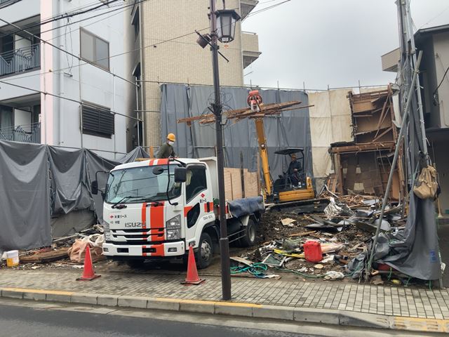 木造2階建て家屋2棟解体工事(東京都国立市東)　工事中の様子です。