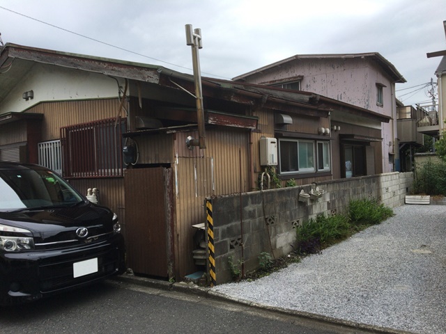 東京都町田市原町田木造2階建て住宅解体工事撤去前の様子です。