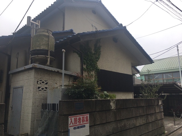東京都武蔵野市吉祥寺本町の木造２階建て住居2棟解体工事前の様子です。